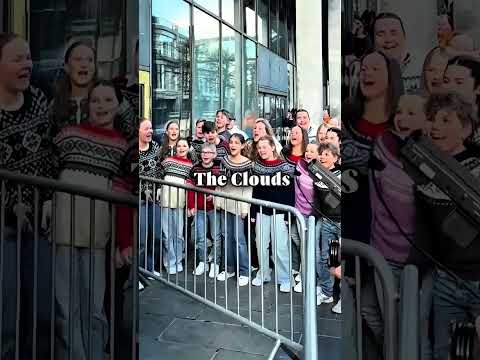 Choir Surprises Singer Outside the Building ๐ณ๐ฅ