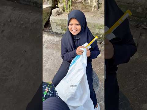 Kamu mau yang ini atau yang di dalam karung?