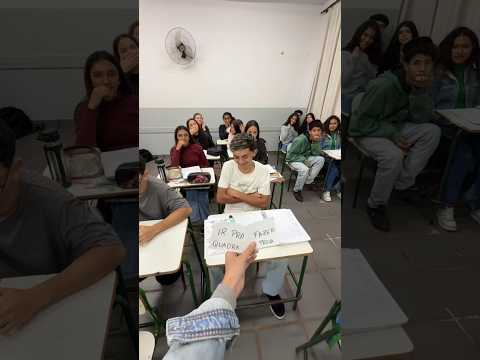 Em pleno 2025 ainda caem nessa 🤡😂 #professora #escola #alunos #humor #shorts