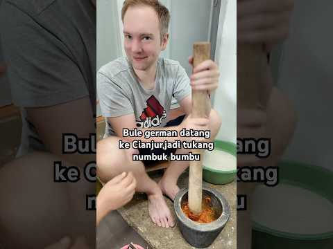 Bule german datang ke Cianjur jadi tukang numbuk bumbu😂 #cooking #indonesianfood #tiaandmarvin #fyp