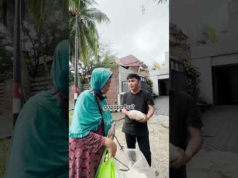 Belajar kebaikan dari penjual kerupuk #viral #bantu #berbagi #berbagikebaikan #berkah #baik #kerupuk