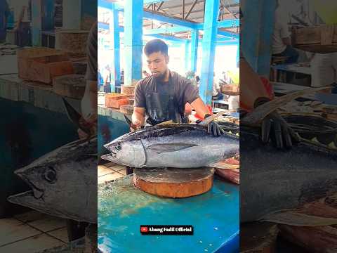 Wow, Abang Fadil's Amazing Skills Cutting fresh tuna 🔥🔪🔥 #shorts #tunafood #satisfying