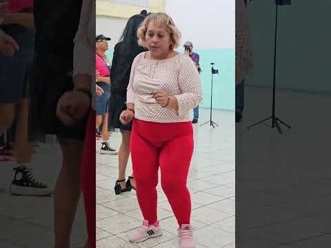 ESTA NUEVA BAILARINA ESTA PONIENDO A SUS BAILARINES CON LA LENGUA DE AFUERA CON SUS MOVIMIENTOS.
