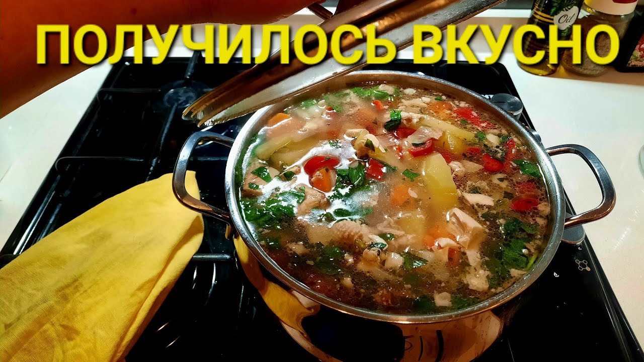 Очень красивая женщина готовит оздоровительный суп