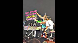Chris Martin Celebrates Engaged Couple On Stage 🎉💍