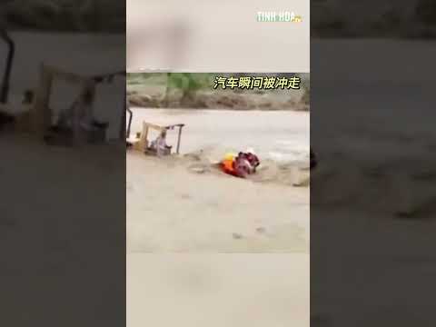 Cảm động: Người đàn ông Trung Quốc lái máy xúc cứu người giữa dòng lũ xiết | Tinh Hoa TV