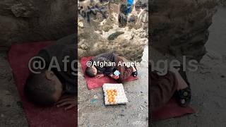 Он спал по дороге в дождливый день | #умма #ислам #афганистан #ummah #сироты