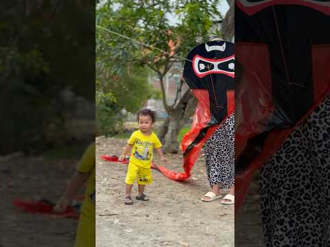 ZAIN TERBANGKAN LAYANGAN CACING ALASKA EKOR PANJANG!!! SERU #layangan #cacingalaska #shorts