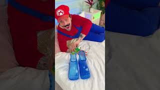 Blaue Stiefel: Der ultimative Fußputz-Hack! #shorts #funny
