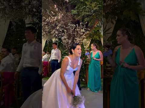 Quando o buquê resolve voltar para a noiva! 😬💐