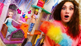 Come fare le pulizie nel castello della bambola Elsa. Barbie aiuta a mettere in ordine