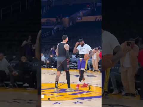 Why did Kyle Kuzma bump into LeBron like that? ?