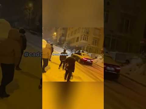 Audinin kaza yapmasını bekleyip video çekenler şaşkına uğruyor :)