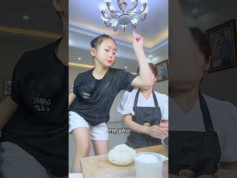 Cô bé giúp mẹ làm bánh một cách slay #shorts