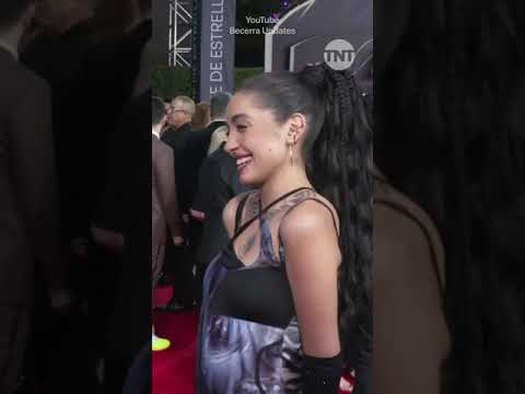 Maria canta QUE MÁS PUES en la ALFOMBRA ROJA de los GRAMMYS