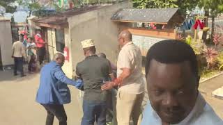 KIMEUMANA! WAKILI NA MWENYEKITI WA VIJNA WA CHADEMA AVUTANA NA POLISI MAHAKAMANI KESI YA LISSU