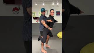 LUCCAS NETO E NESSI IMITAM POSES ESTRANHAS EM TREND VIRAL