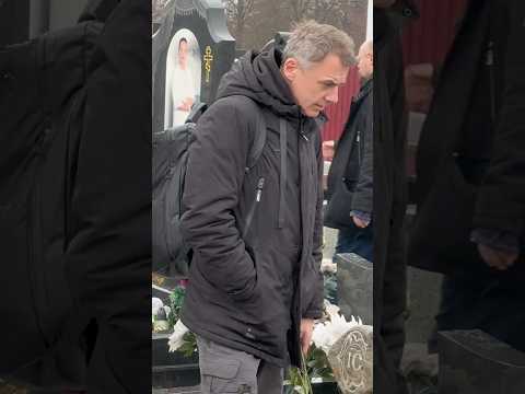Убитый горем актёр Игорь Петренко на могиле Юрия Соломина в День памяти / Троекуровское 11.01.2025г.