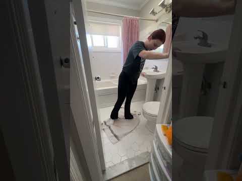 Asmr bathroom scrubbing/cleaning #cleaningvideos #cleantok #cleaningmotivation #satisfying