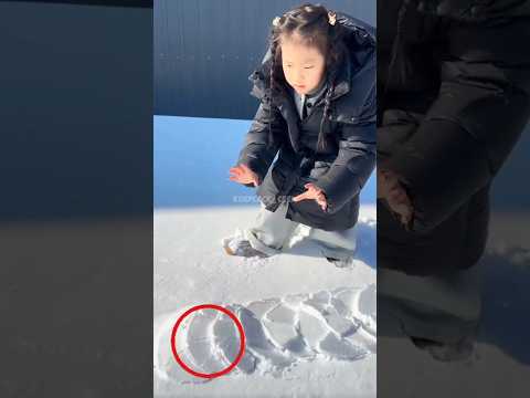 Something Crawling di Bawah Salju Putih