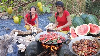 Catch crab for survival food, Cooking crab for lunch, Mushroom with Natural fruit for jungle food