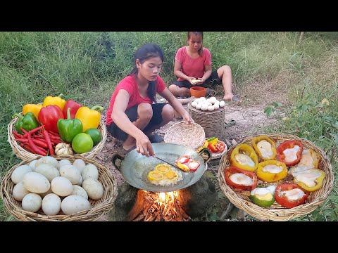 Egg cooking in Bell peppers so delicious food for dinner, Eating delicious in forest