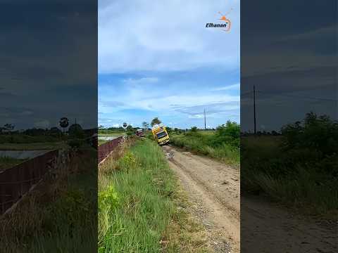 uwiih, inilah momen sebuah truk oleng dijalan bergelombang, sopir santai #feedshorts #shorts #truck