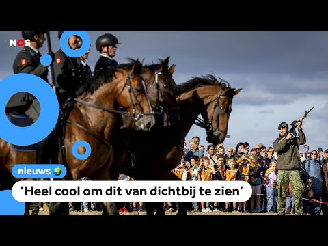 Paarden oefenen voor Prinsjesdag op Scheveningse strand