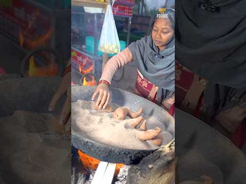 Noida Jaise Bade Sheher Mein Gaon Dehat Ke Set Mein Bani Ret Ki Bhuni Hui Shakarkandi. #indianfood