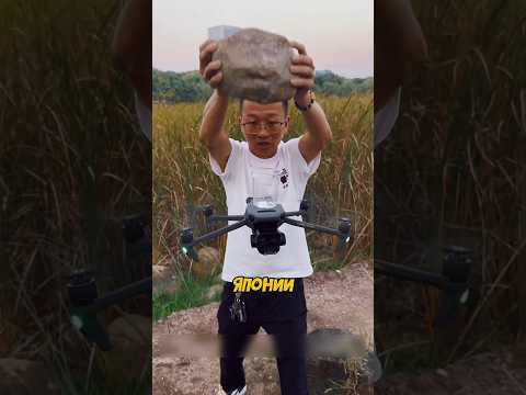 Дрон поднимает полный стакан воды
