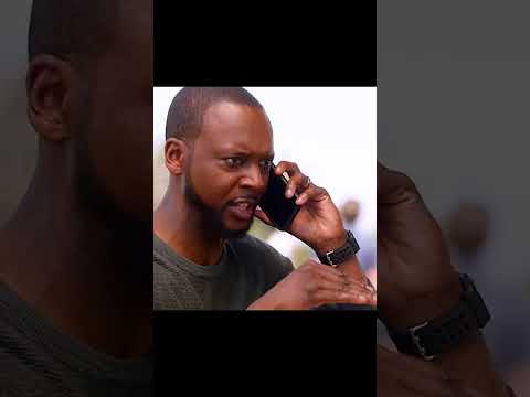 Ils appellent le 911 car ils pensent qu’un homme est coincé dans le pare-brise d’une voiture..￼