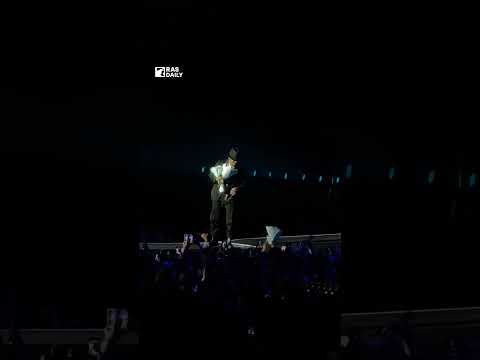 Милый момент с букетами на концерте Backstreet Boys в Алматы