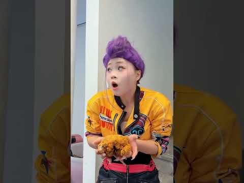 La pobre chica ha encerrado a su madre en el baño. #shorts