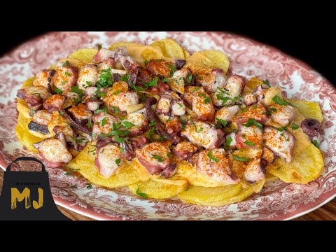 Patatas arrieras con pulpo al ajillo