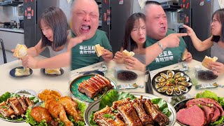惡作劇老公：讓他嚐嚐芥末麵包，誰料蠢老公居然也下了芥末，兩人同時被辣哭【胖嫂美食】