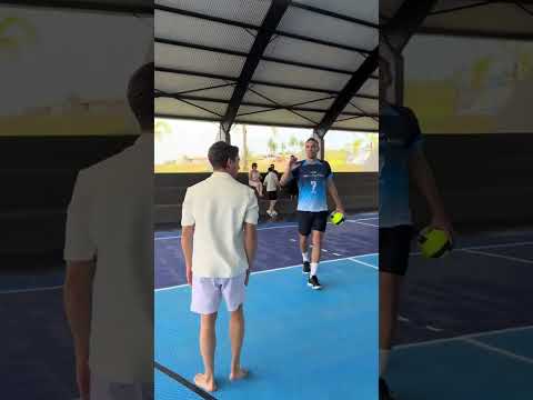 Nikolas Ferreira jogando vôlei com Giba