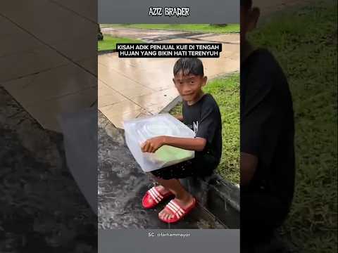Di Tengah Hujan, Ada Kebaikan untuk Adik Penjual Kue Ini #shorts