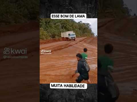 Veja que esse caminhão fez nessa estrada escorregando