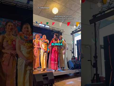 Cewek itu Memberikan Bunganya Sendiri di Kontes Kecantikan