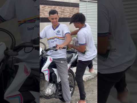 Pegando a moto da mãe escondido