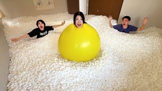 妹が家中を謎のふわふわ5,000,000粒で埋め尽くした。巨大風船に閉じ込める…家族の部屋消滅