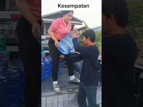 Lagi bantuin bos turunkan galon #funny #viralvideo #ngakak #comedy #komedi #shorts