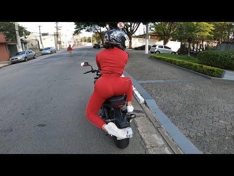 OLHA COMO ELA TAMPA A PLACA