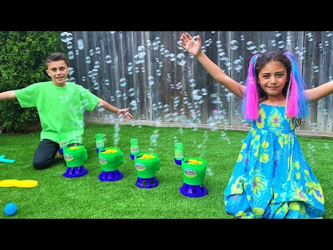 Heidi and Zidane learn to share and play with bubbles toys