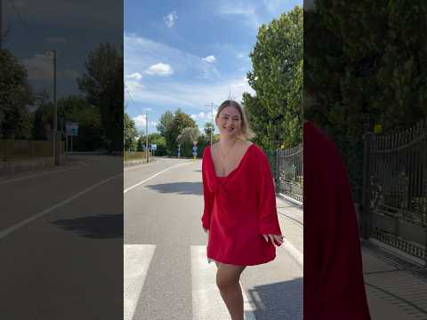 Bella ragazza nelle strisce pedonali