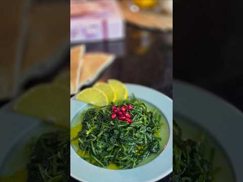 في ناس بيسموها "الهندباء"، وناس بيسموها "العِلّت" 🍃بس الكل متفق إنها من أطيب خيرات الأرض جربوها