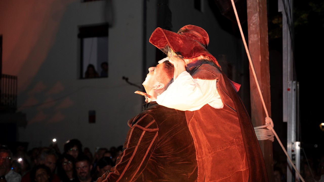 En Toca-Sons acaba amb la vida de l'agutzil i manté viva la llegenda al poble un any més