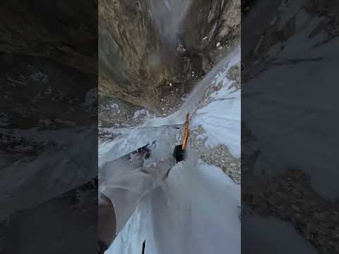 The drop in the middle is insane ๐คฏ #freeride #snowboarding