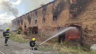 V Praze hoří statek, na místě jsou jednotky ve druhém stupni poplachu