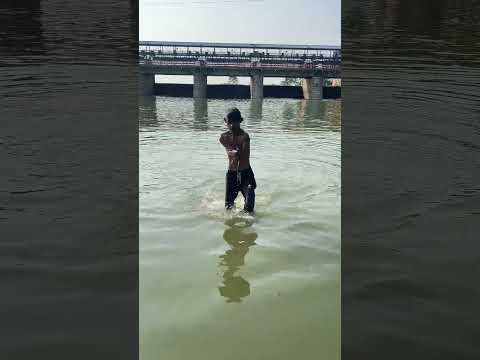 इस भाई ने तो कमाल ही कर दिया, स्विमिंग करके पैसे निकले बहुत सारे 😱#shortvideo #ajayganga